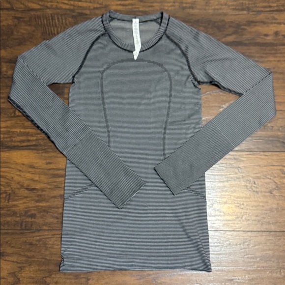 Lululemon Swiftly Tech Long Sleeve Crew Top 4. Tempo Stripe Black White - Picture 1 of 6